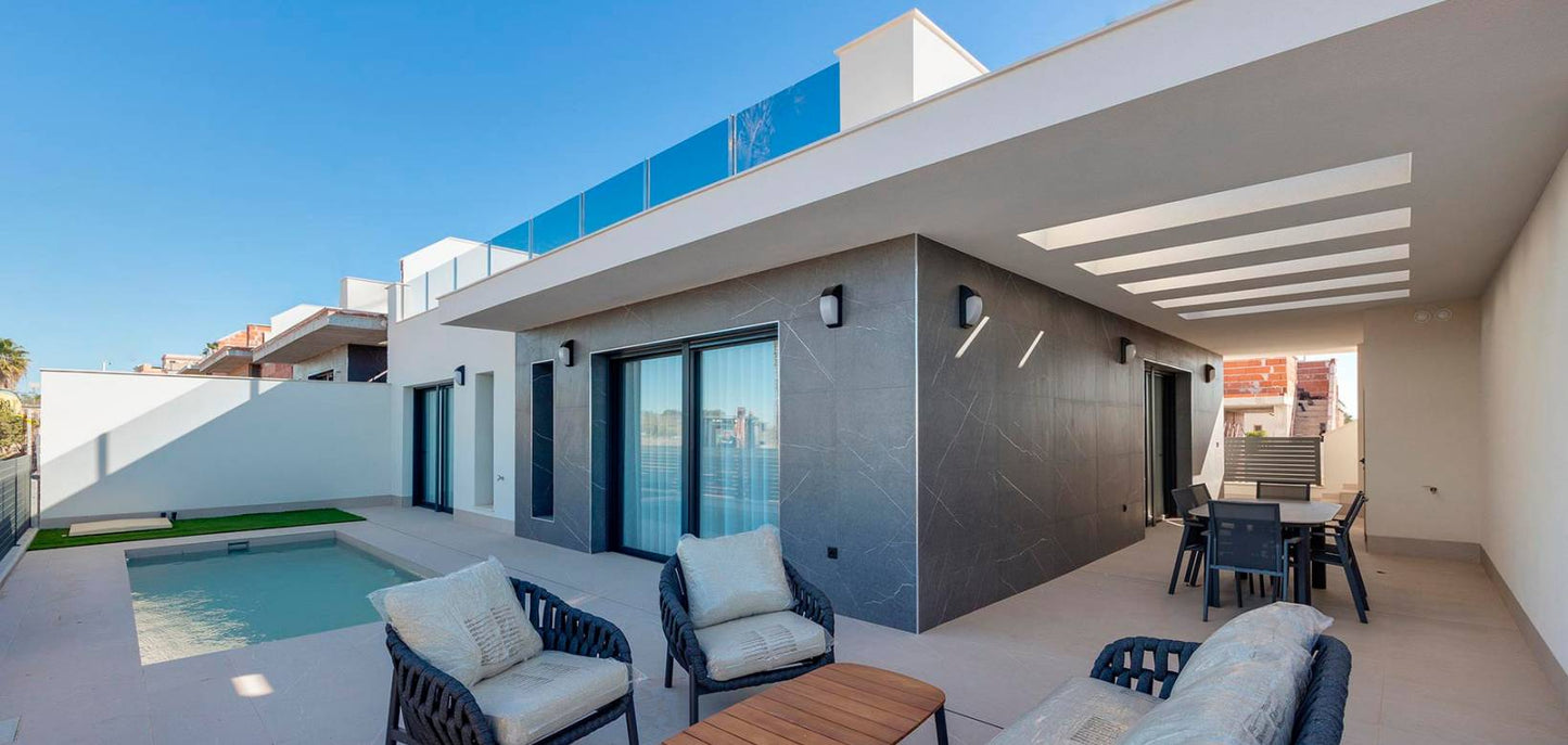 3 Bedrooms Villa For Sale in Torrevieja with Private Pool and Close to the Services