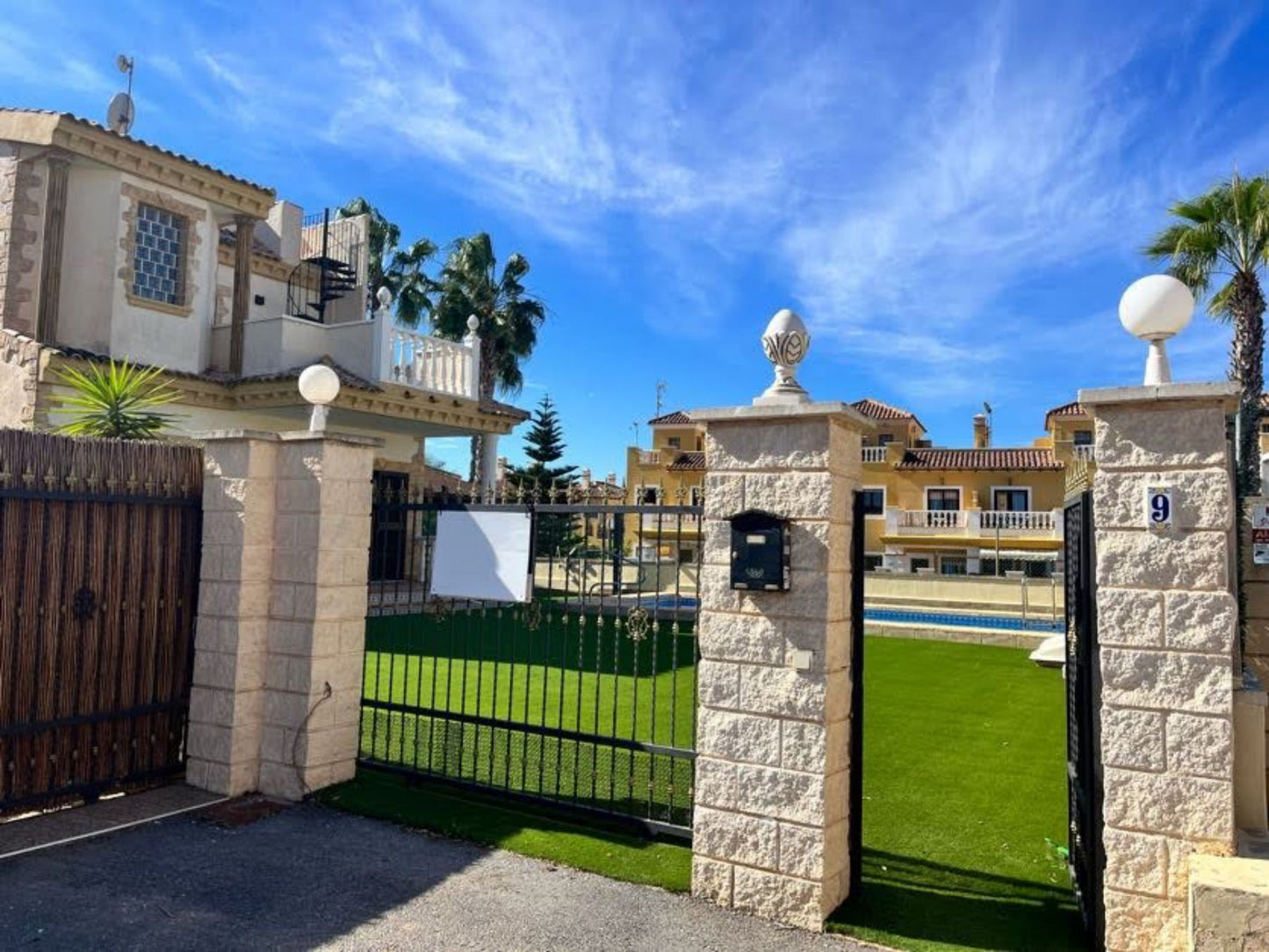 3 Bedrooms Villa with Private Pool For Sale in Guardamar