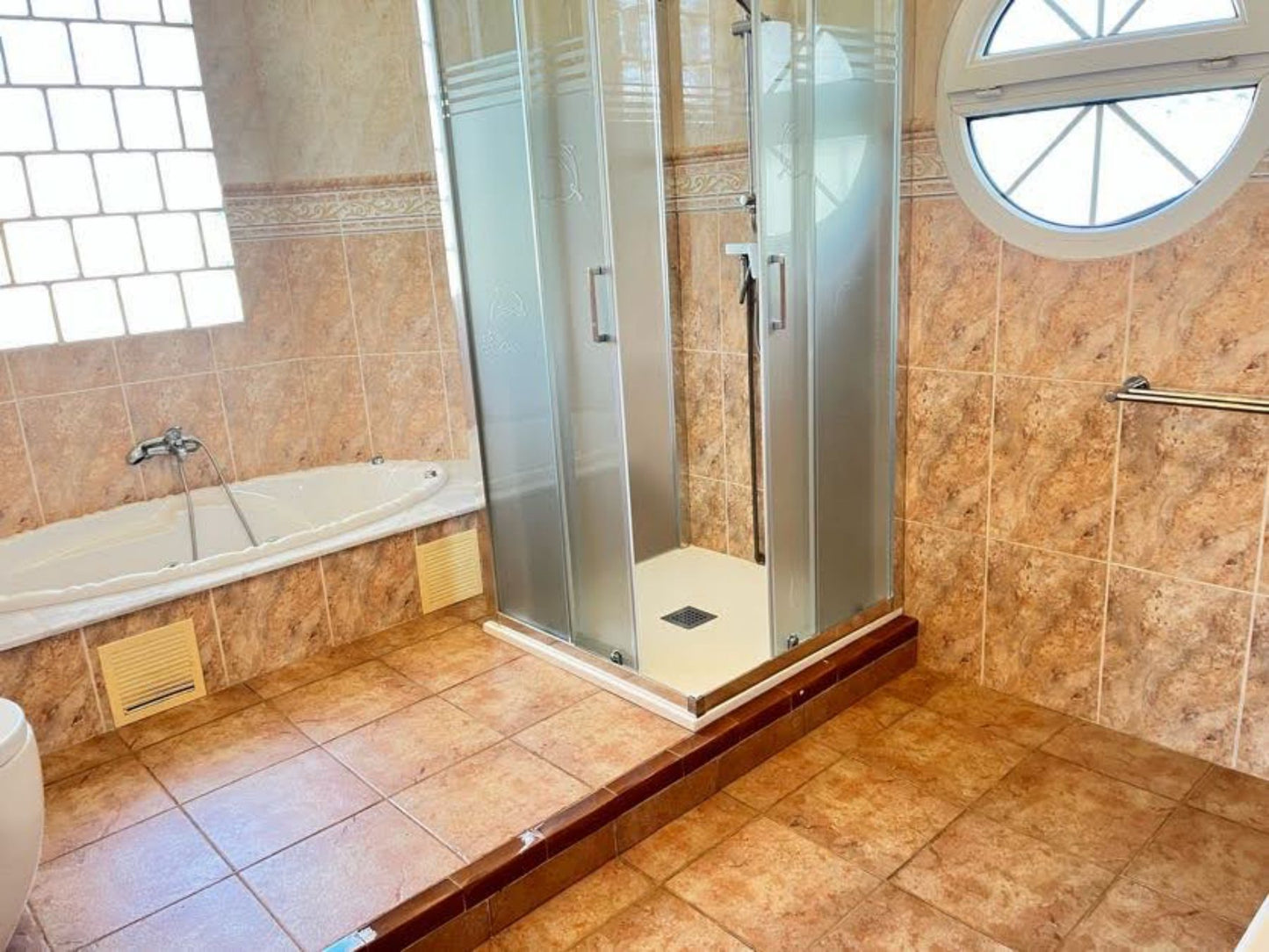 3 Bedrooms Villa with Private Pool For Sale in Guardamar