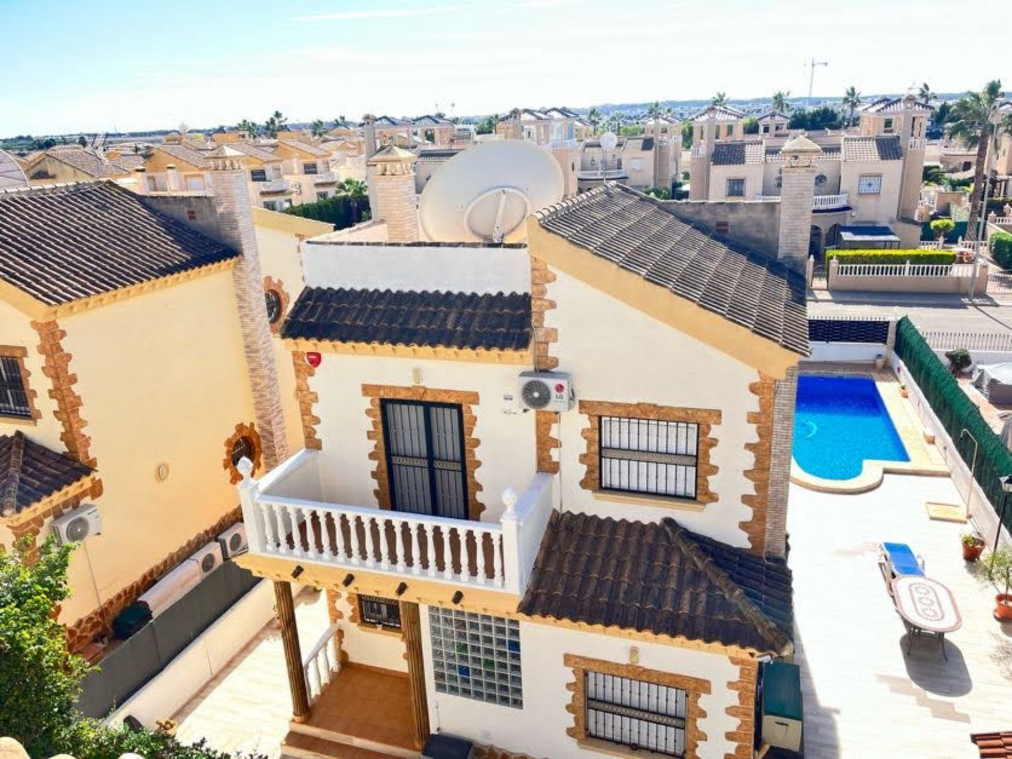 3 Bedrooms Villa with Private Pool For Sale in Guardamar