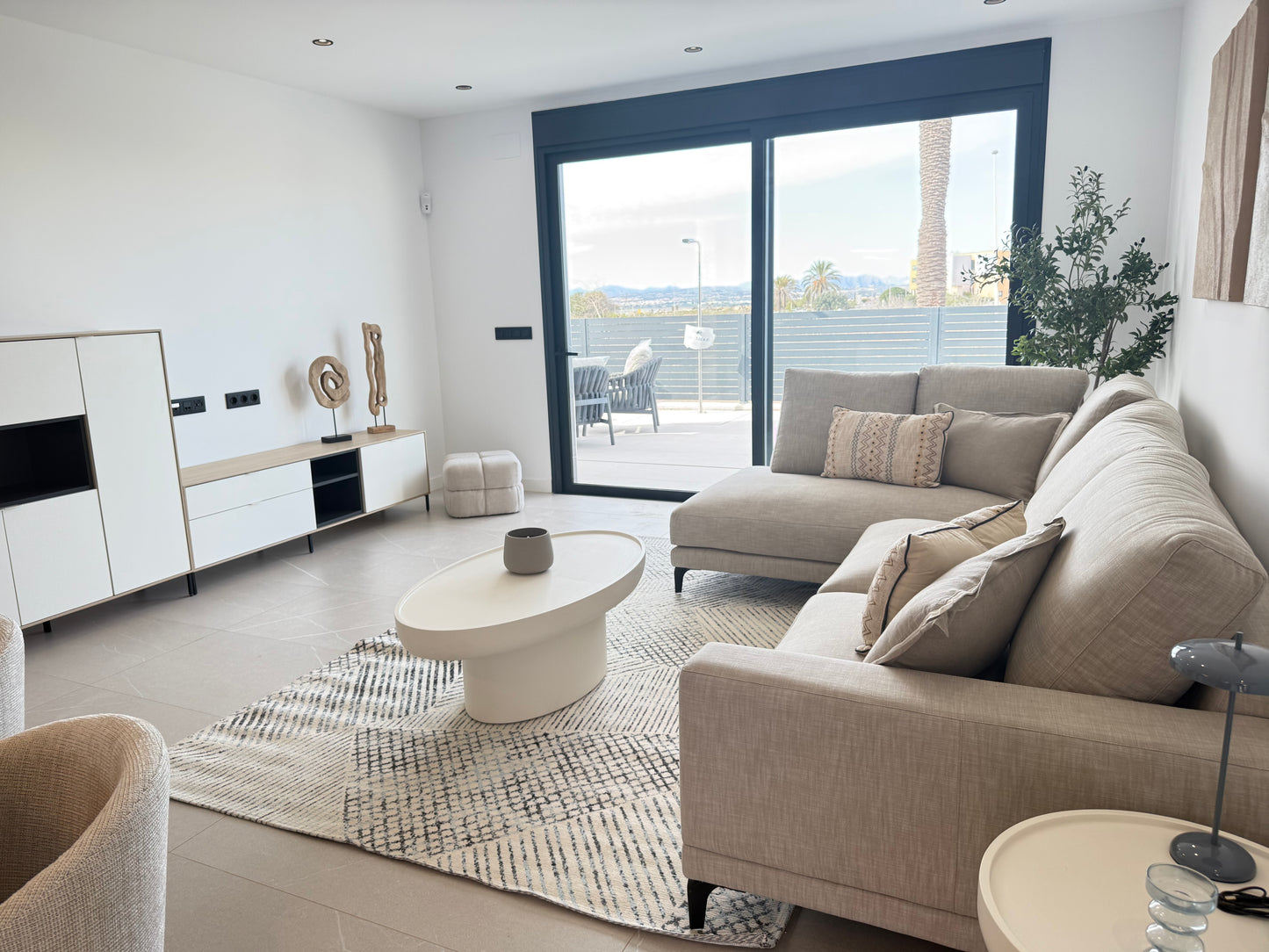 3 Bedrooms Villa For Sale in Torrevieja with Private Pool and Close to the Services